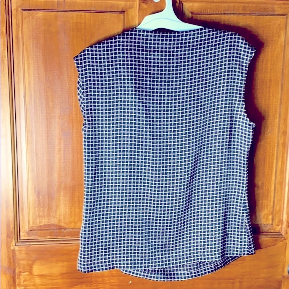 Woman's blouse - Picture 2 of 6
